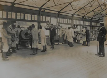 Jongens van de Koninklijke Marine die trainen met kanonnen in Shotley Barracks